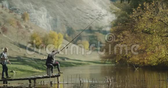 两个朋友一起在大自然中玩耍他们在湖上钓鱼视频的预览图
