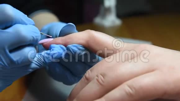 主用电动机器去除指甲油在美甲妇女得到指甲修剪准备女性指甲视频的预览图