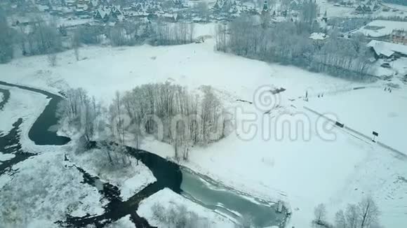 鸟瞰美丽的BialkaTatrzanska村这是波兰南部塔特拉县冬季著名的滑雪胜地视频的预览图