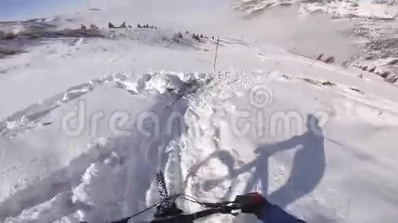 冬季越野骑自行车的极端下坡骑自行车视频的预览图