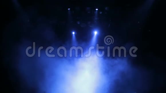 舞台特效充满诗意的烟雾剧院舞台上的聚光灯视频的预览图