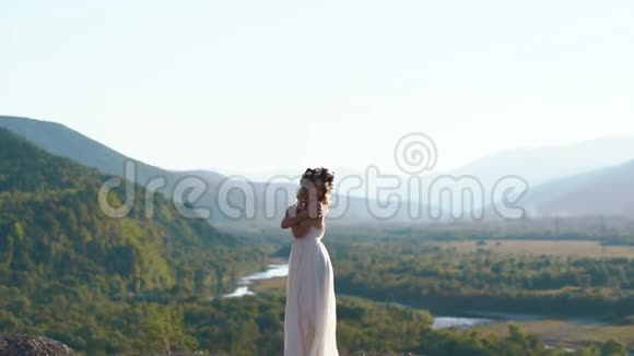 一幅美丽女子的敏感画像她穿着白色的长筒裙头上戴着花圈视频的预览图