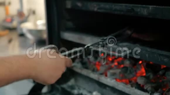 厨师从餐厅厨房的烤箱里拿一块烤肉视频的预览图