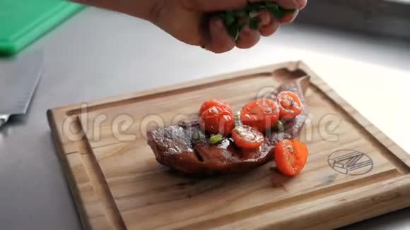 厨师把洋葱撒在木板上的炸肉上视频的预览图