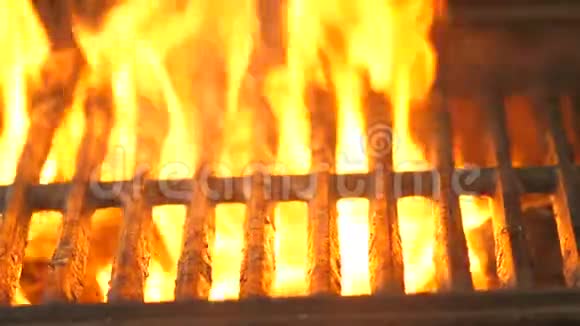 烧烤在餐厅的厨房或户外自然火焰渗透通过烧烤视频特写视频的预览图