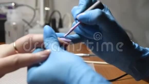 主用电动机器去除指甲油在美甲妇女得到指甲修剪准备女性指甲视频的预览图