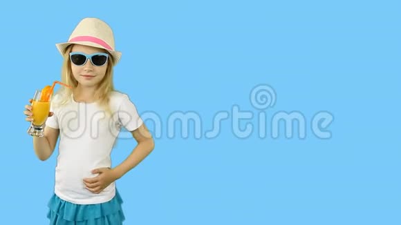 年轻的白种人女孩走路喝橙汁拇指向上的手势显示视频的预览图