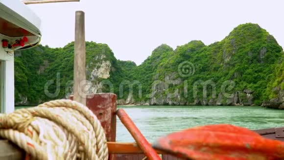 在船鼻上绳索背景上的海湾越南的海湾越南小船沿着一条美丽的路线在视频的预览图