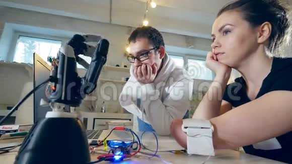 科学家和残疾女孩正试图使机器手跟随截肢手的动作视频的预览图