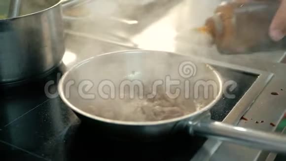 厨师把酱油倒入餐厅厨房的锅里一步一步地做沙拉视频的预览图