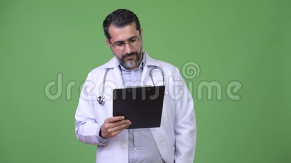 英俊的波斯胡子男医生拿着剪贴板思考视频的预览图