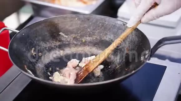 人手拿木特纳炒鸡肉大深锅剪辑准备海鲜饭或果酱大自然视频的预览图