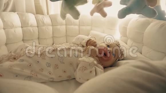 刚出生的小女孩要睡在摇篮里视频的预览图