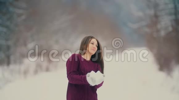 美丽的女孩扔雪视频的预览图