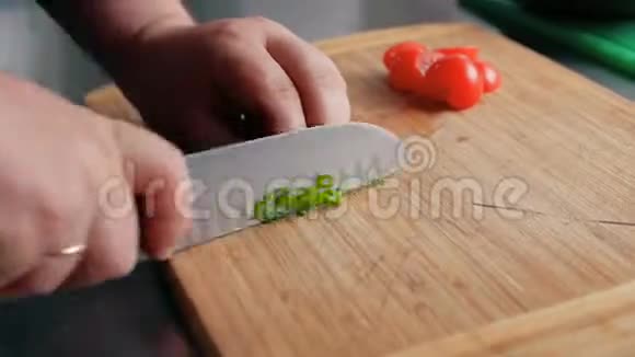 厨师在餐厅厨房的木板上切洋葱一步一步地做沙拉视频的预览图