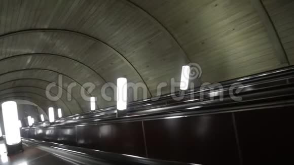 莫斯科地铁自动扶梯的下降视频的预览图