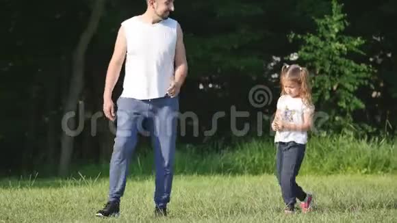 父亲和女儿在田里的空中玩耍快乐活泼的孩子视频的预览图