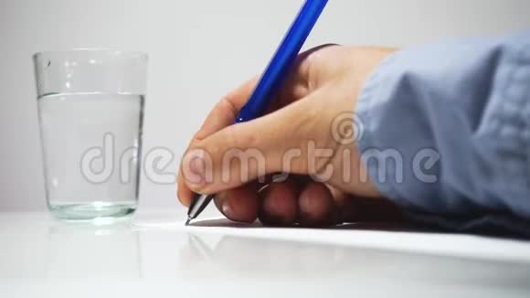 人的手写在纸上喝一杯水书写信件视频的预览图