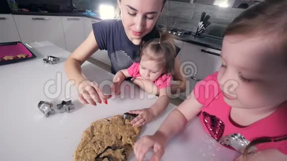 小女孩和妈妈一起做饼干的肖像肖像特写镜头高清视频的预览图