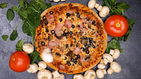 慢镜头拍摄在切好的蘑菇上落在美味的披萨上视频的预览图