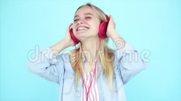 跳舞的女孩用耳机听音乐视频的预览图
