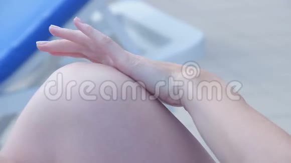 极致特写女人把防晒霜涂在皮肤上揉着腿视频的预览图