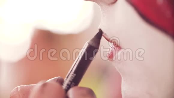 化妆师在嘴唇上涂上黑色视频的预览图