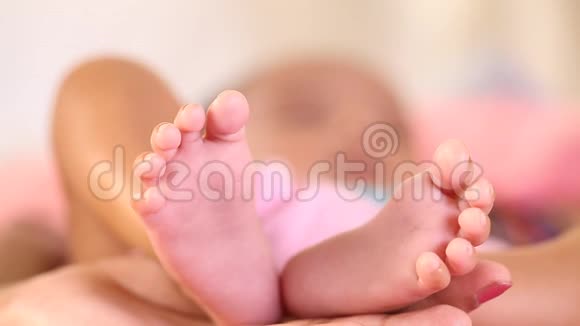 新生婴儿脚妈妈抱着新生的小腿视频的预览图