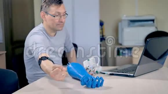 工程师学习仿生手臂的能力视频的预览图