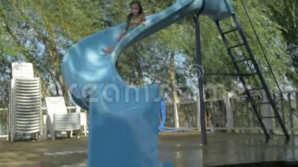 儿童在水上乐园滑水暑假假期视频的预览图