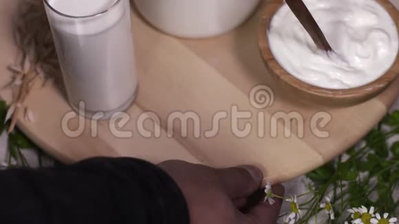 厨师男手转动带有乳制品的木盘视频的预览图