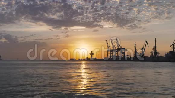 日出或日落时的敖德萨货船港口视频的预览图