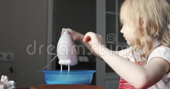 小女孩用搅拌器抽打奶油做蛋糕视频的预览图