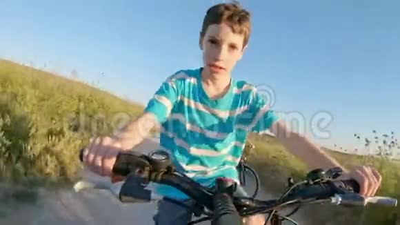 一个小男孩在农村骑自行车视频的预览图