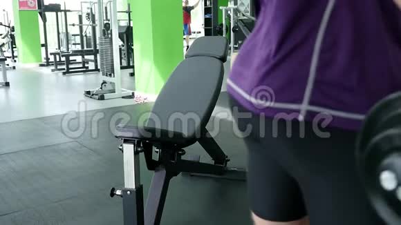一个人开始在健身房锻炼手臂他举起哑铃锻炼二头肌视频的预览图