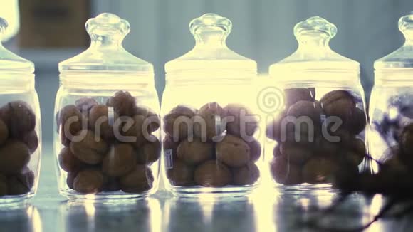 特写存放在玻璃瓶中的是种子核桃各种种种上生长的育种杂种的坚果最好的坚果视频的预览图