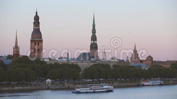 里加拉脱维亚游轮漂浮在道加瓦河上老历史中心风景区老教堂塔楼视频的预览图