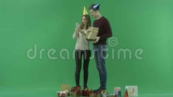 年轻夫妇带圣诞礼物自拍背景色键视频的预览图