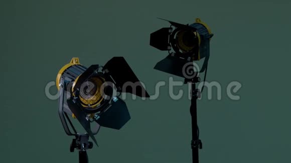 两盏带菲涅耳镜片的灯卤素灯启动设备电源可调带调光开关离开摄影摄影视频的预览图