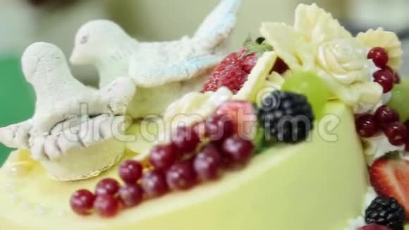 用鸟花浆果和奶油装饰的蛋糕视频的预览图