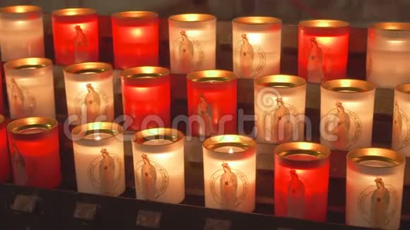 巴黎法国中国保监会2017年8月蜡烛在天主教会燃烧大教堂的喜庆色彩视频的预览图