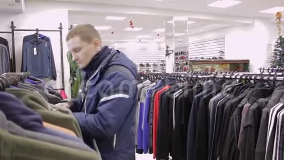 年轻人正在商店买衣服保暖运动服视频的预览图