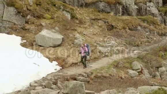 在挪威山区女孩徒步旅行视频的预览图