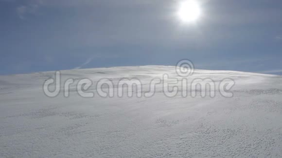 一个徒步旅行者攀登雪山视频的预览图
