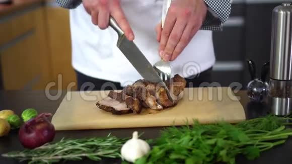 厨师切烤肉视频的预览图