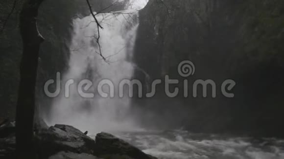 冬季瀑布的壮观景色视频的预览图