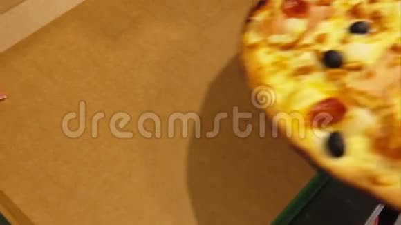 热比萨饼放在纸板箱里视频的预览图