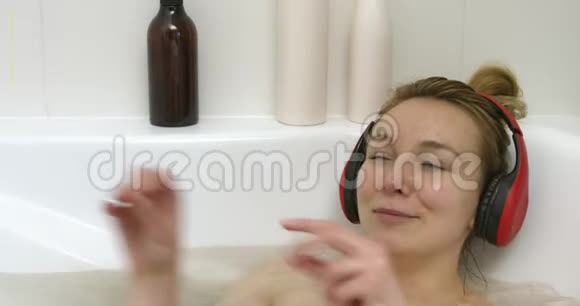 女人在洗澡时听音乐视频的预览图