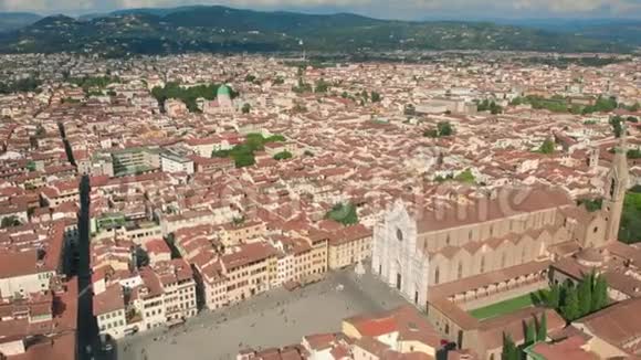 佛罗伦萨空中城市景观的老城镇与圣克罗伊教堂和圣克罗伊普拉扎在意大利4K无人机视频视频的预览图