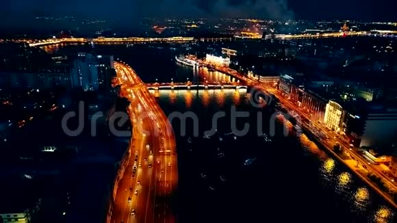 晚上在圣彼得堡从空中射击无人机过河视频的预览图